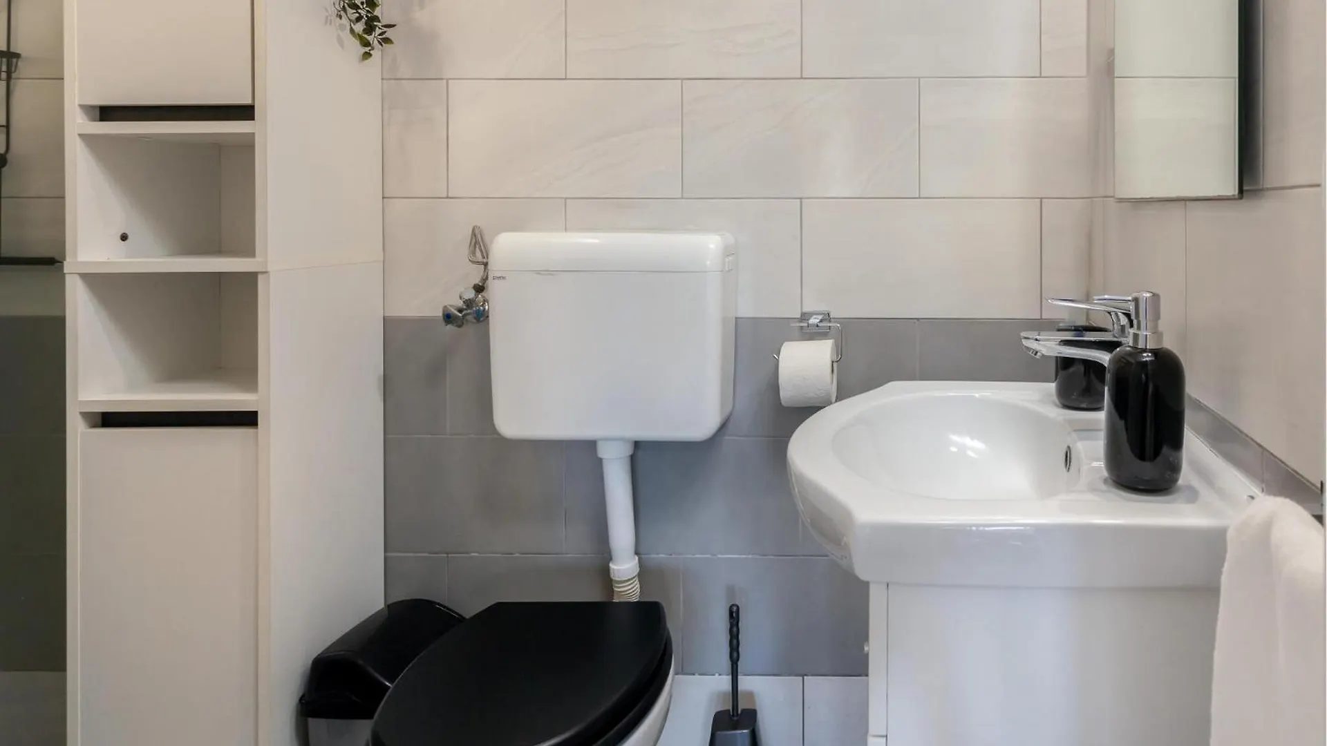 Gorgeous Apartment In Vantacici With Kitchen