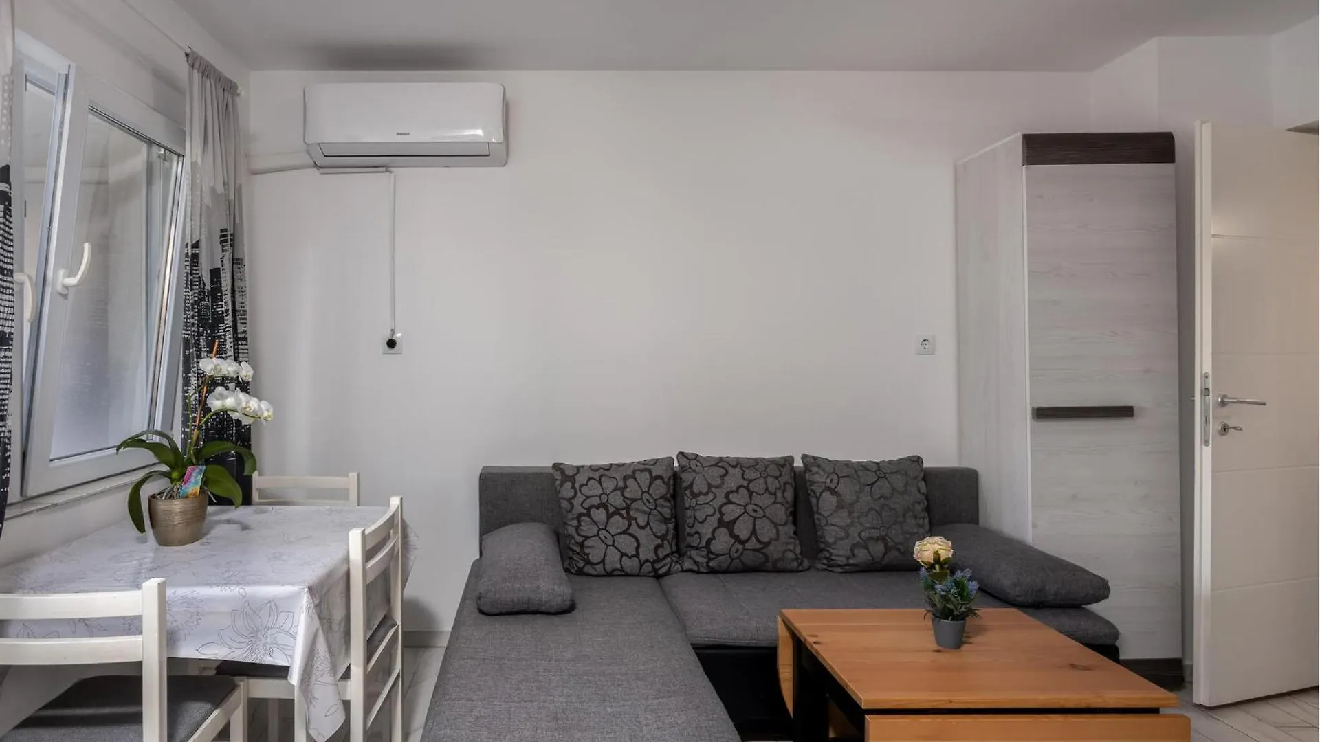 Gorgeous Apartment In Vantacici With Kitchen
